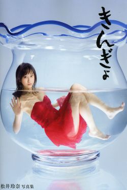 年轻夫妻把小孩哄睡后开监控